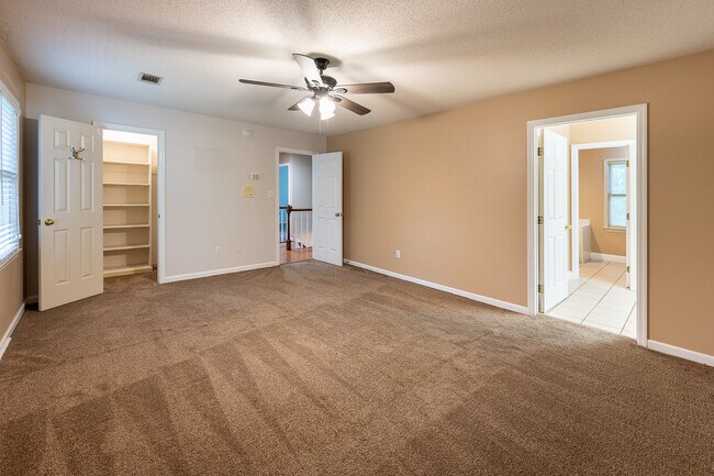 Building Photo - 4135 Knollcrest Cir N