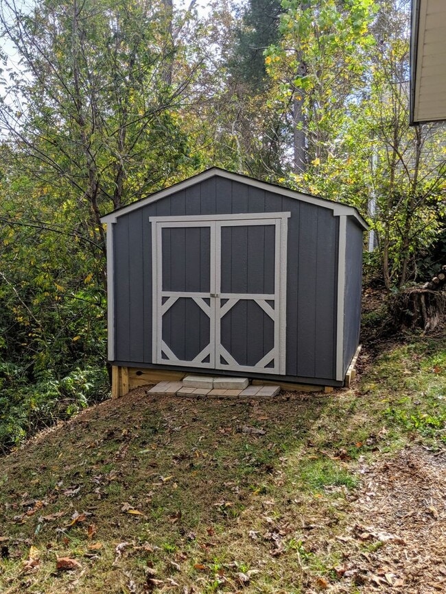 Building Photo - South Asheville Rental!