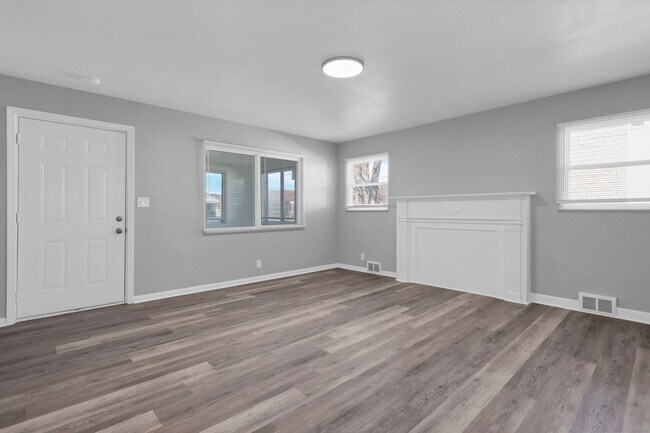 Building Photo - 1820 Oakwood Ave