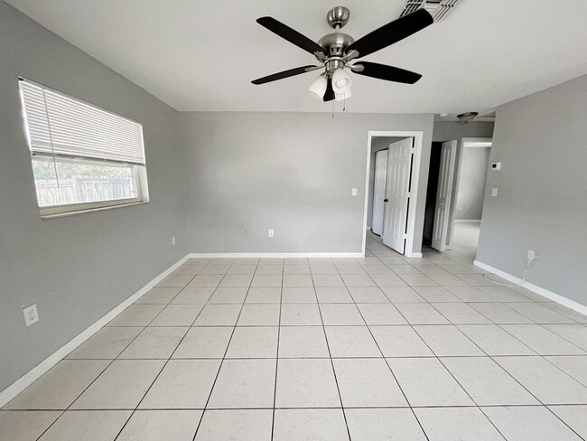 Building Photo - 2/1 Duplex COMING SOON!