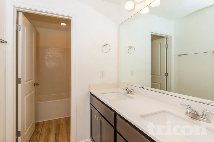 Building Photo - 228 Everett Sq