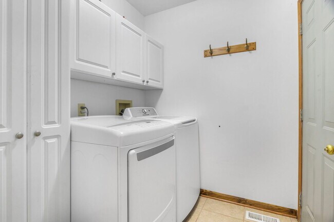 Building Photo - 5207 Sunmeadow Dr