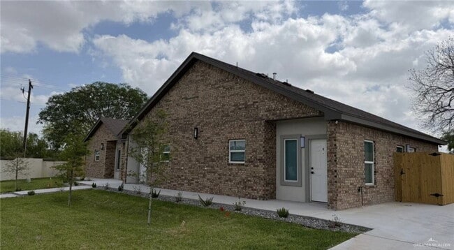 Building Photo - Amazing Brand new executive apartment in Edinburg