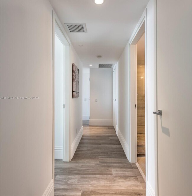 Building Photo - 1300 Brickell Bay Dr