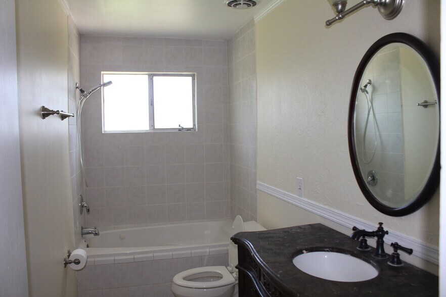 Building Photo - 1943 S Davis Blvd