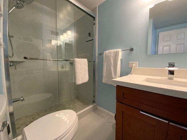 Building Photo - FULLY FURNISHED 1 BEDROOM/1 BATH IN HONOLULU