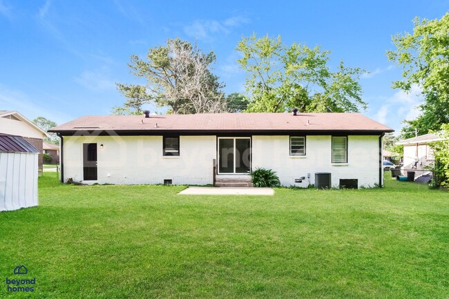 Building Photo - Beautifully Modernized 3 bedroom / 2 full ...