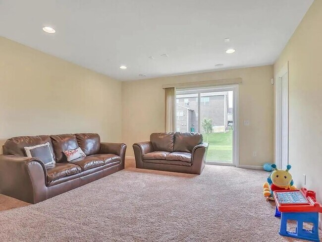Building Photo - Beautiful 5bed home in apple valley! Dont miss this one!
