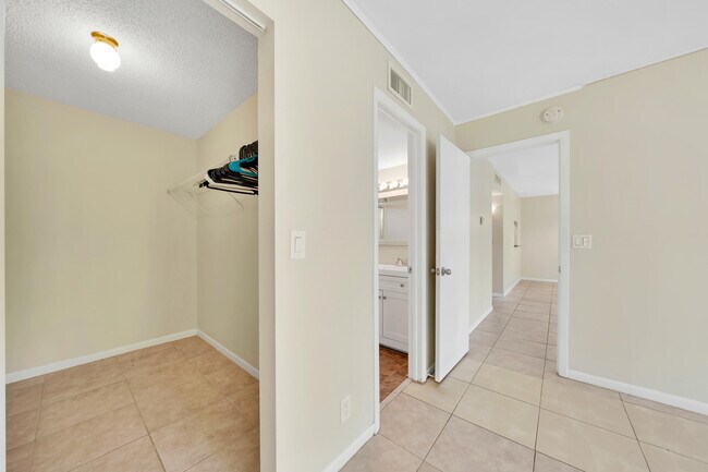 Building Photo - 719 Lori Dr