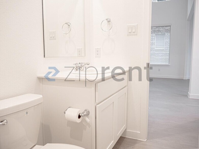 Building Photo - Unit