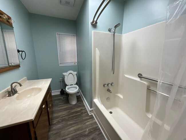 Building Photo - Spacious 3/2 in Greenwood with Everything ...