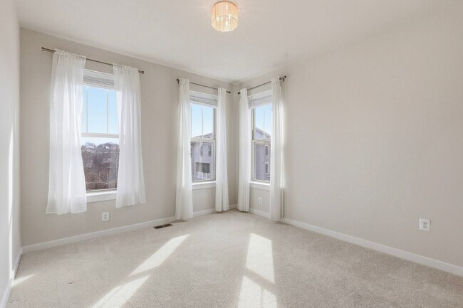 Building Photo - ***Coming Soon*** Stunning and Sun-filled 3 Bed 2.5 Bath Condo In Village At Manassas Park Condo