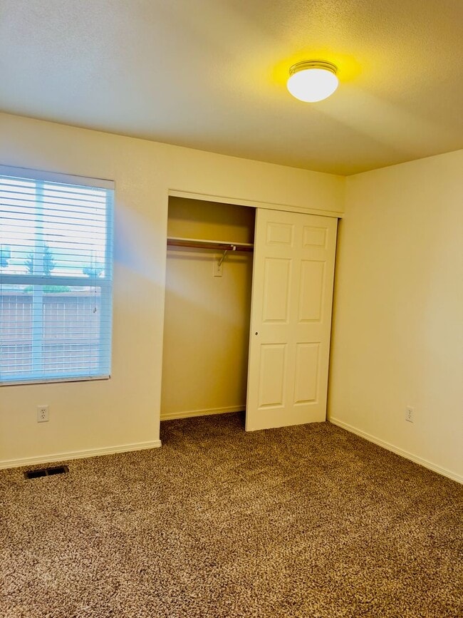 Building Photo - Lovely 3 Bedroom 2 Bath w/ gas fireplace