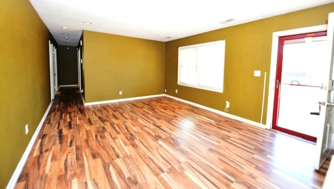 Building Photo - Nice Brick Ranch with Large yard!