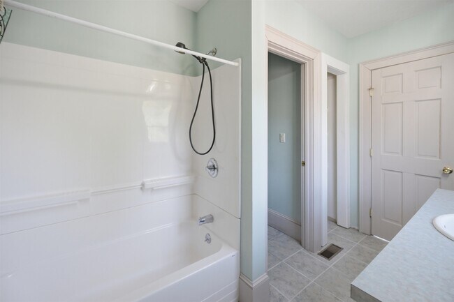 Building Photo - 564 Main St