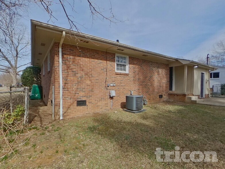 Building Photo - 4300 Oak Forest Dr