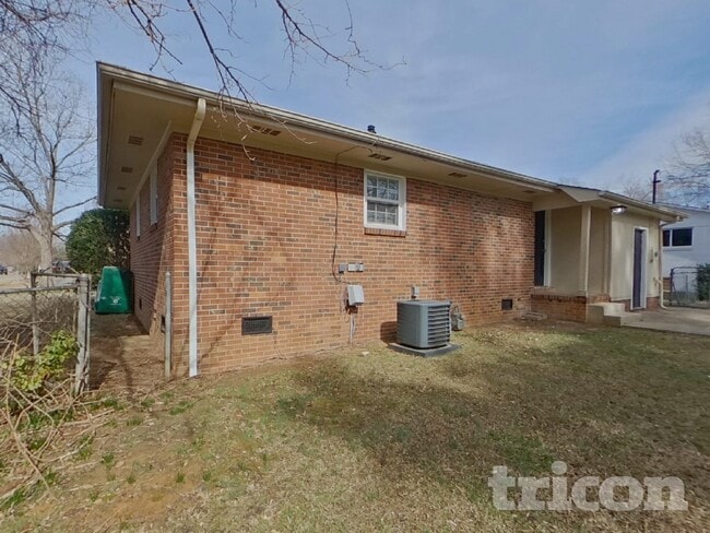 Building Photo - 4300 Oak Forest Dr