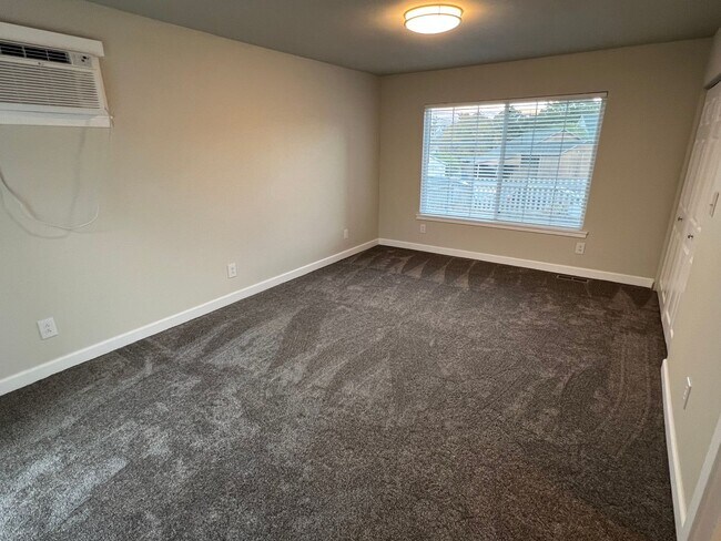 Building Photo - NEWLY REMODELED! 3+ bed, 1.5 bath, a/c, d/...