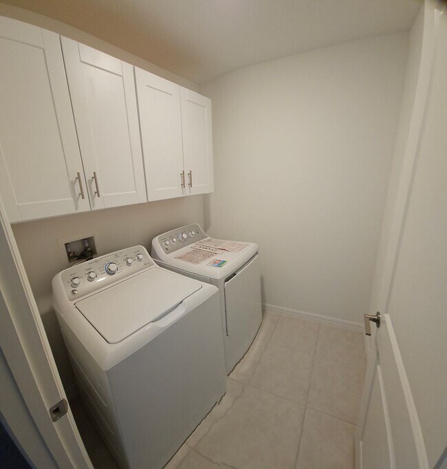 Building Photo - Gorgeous Corner 3/2.5 Beautiful Townhome