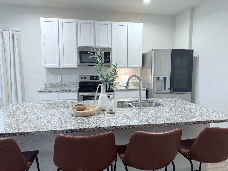 Building Photo - 518 Pleasanton Way