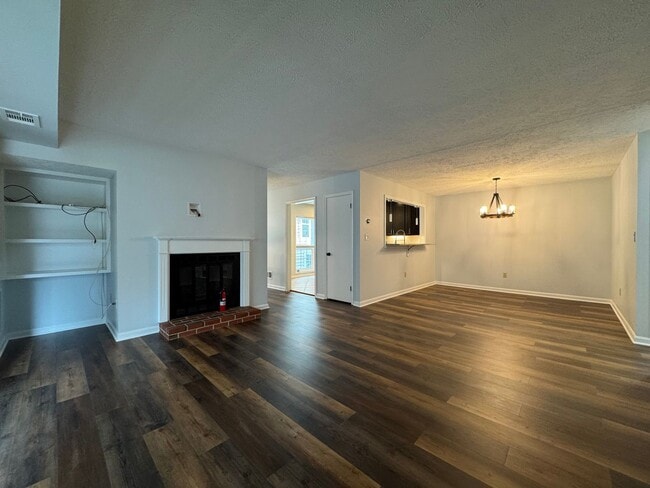 Building Photo - Sun-filled And Spacious 2 Bed 2 Bath Condo With Balcony In Desired Willow Point