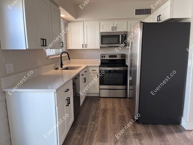 Building Photo - 4075 E Lee St