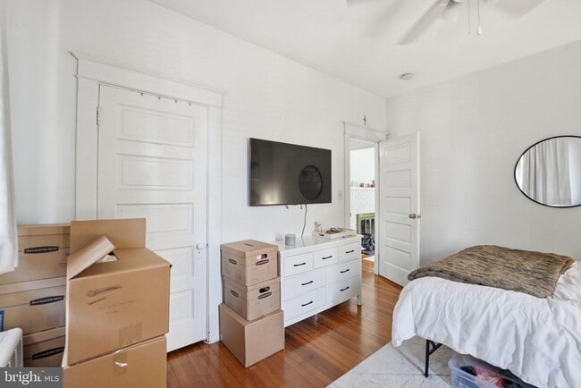Building Photo - 524 N Kenmore St