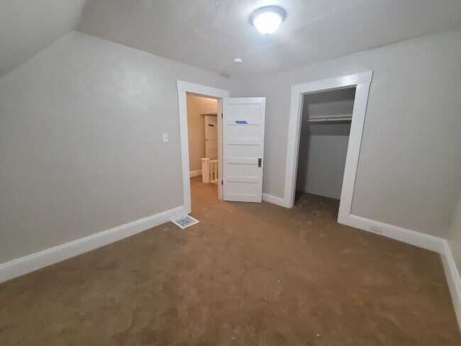 Building Photo - ** Charming 2 Story *Newly Renovated***