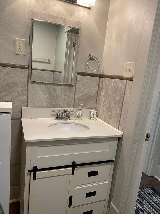 Building Photo - 2 Bedroom house.