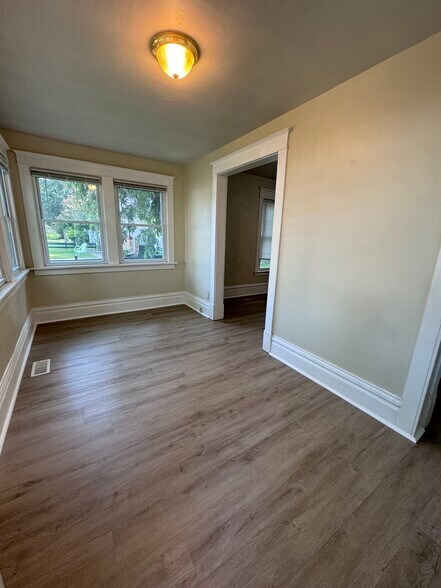 Sunroom - 230 9th Ave N