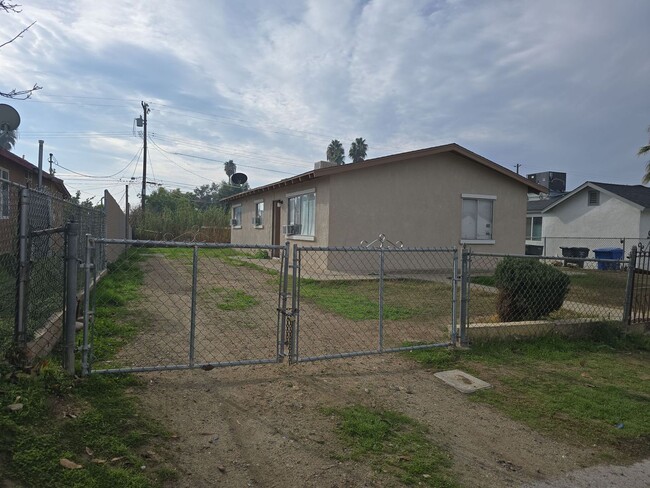 Building Photo - Enjoy this single family home with 3 bedro...