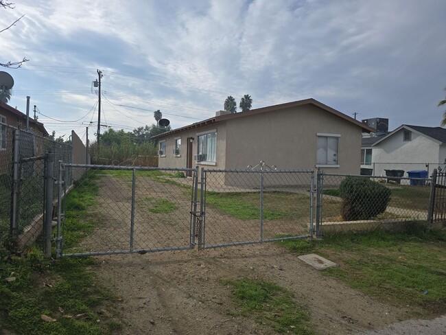 Building Photo - Enjoy this single family home with 3 bedrooms and 1 bathroom near downtown Bakersfield - COMING S...