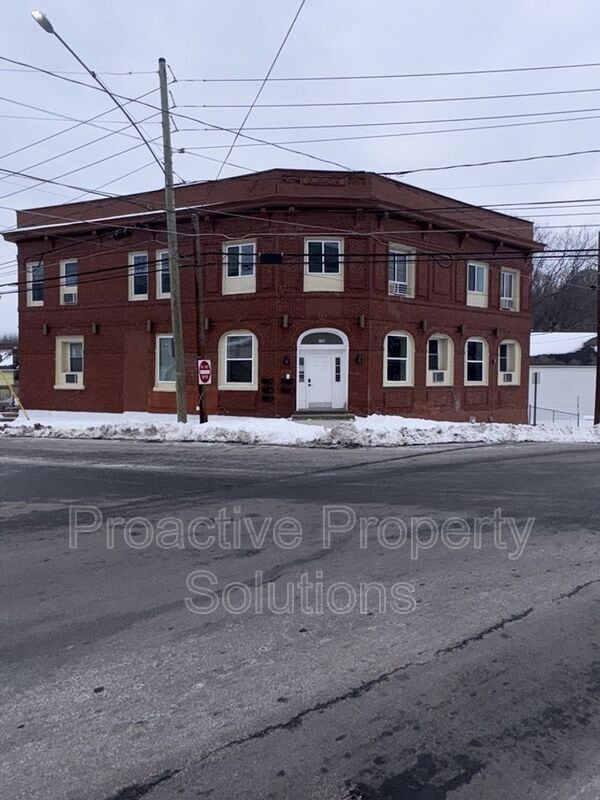 Building Photo - 730 N Main St