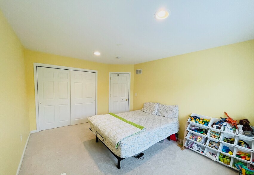 Building Photo - 2 Decroce Ct