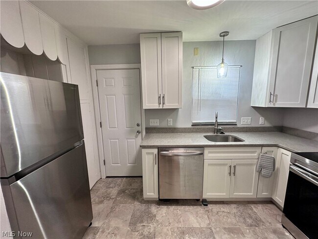 Building Photo - 1093 N Main St