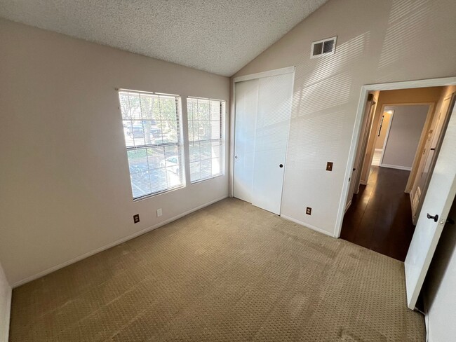 Building Photo - Perfect 2 Bed 1 Bath End Unit Condo in Pla...