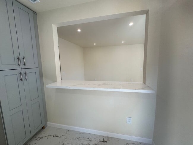 Building Photo - 851 N San Antonio Ave