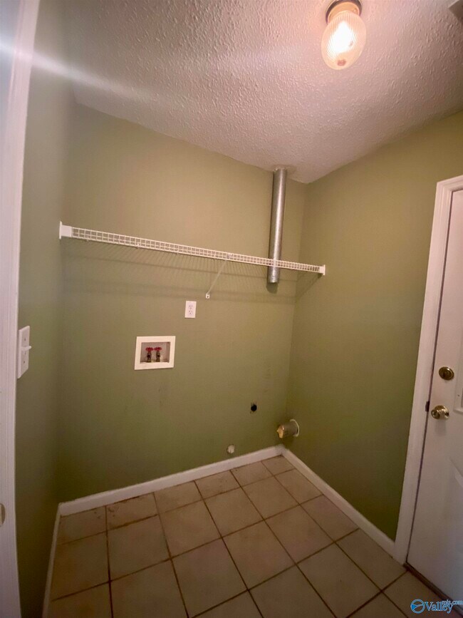 Building Photo - 242 Comet Dr