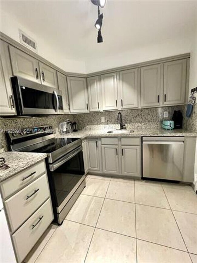 Building Photo - 10101 E Bay Harbor Dr