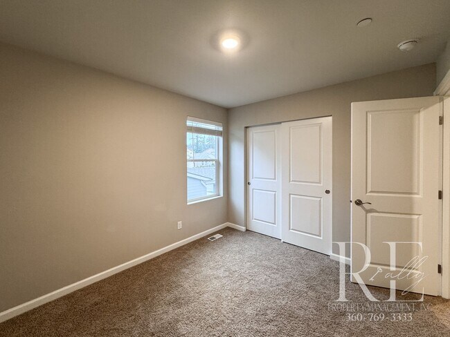 Building Photo - Bright Bremerton Home with Open Layout, A/C, and Fully Fenced Yard