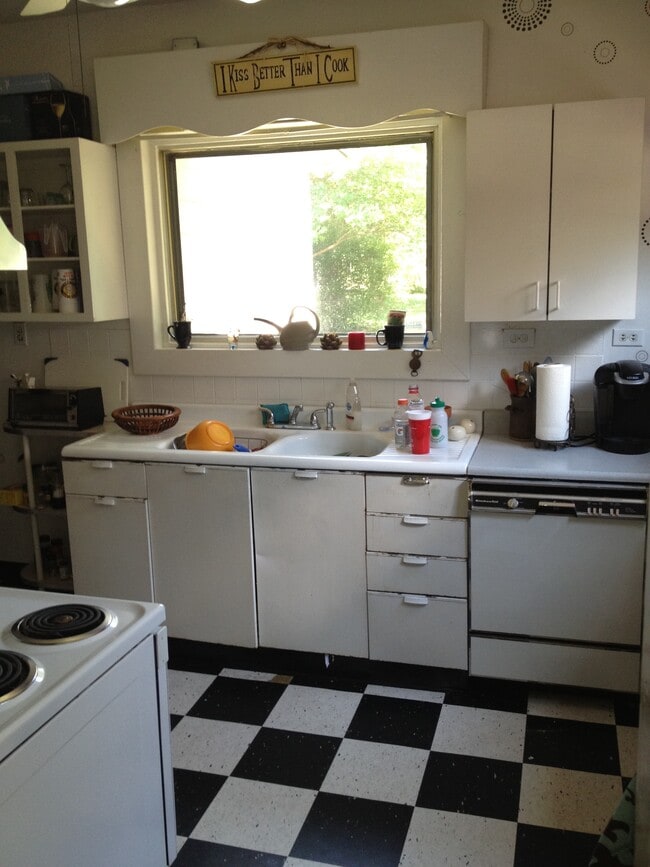 Building Photo - 2288 York Ave