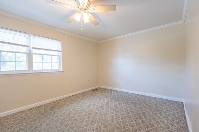 Building Photo - Beautiful 3 BR/2.5 BA Townhome in Millersv...