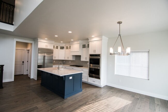 Building Photo - Gorgeous 2-Story Home In a Gated Community!