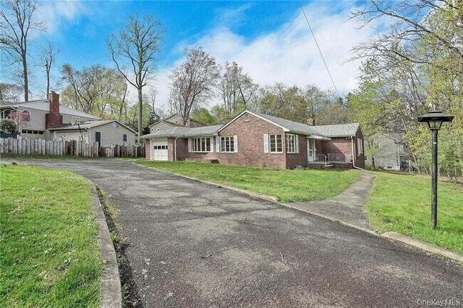 Building Photo - 17 Brookside Ave