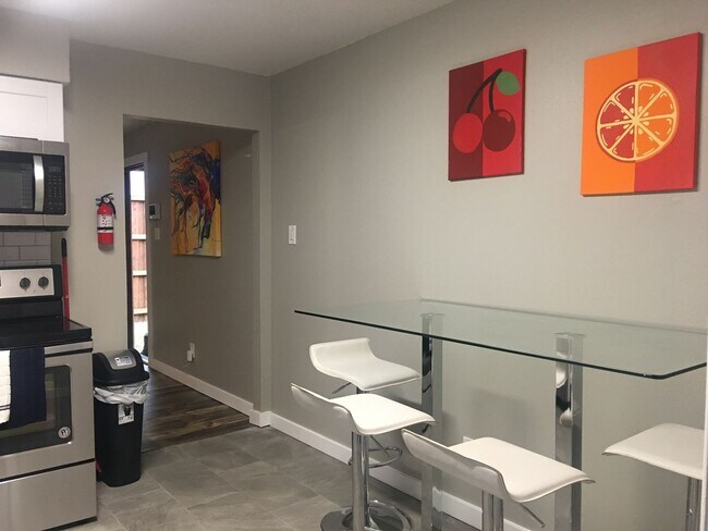 Building Photo - DSP-600 N East Duplex