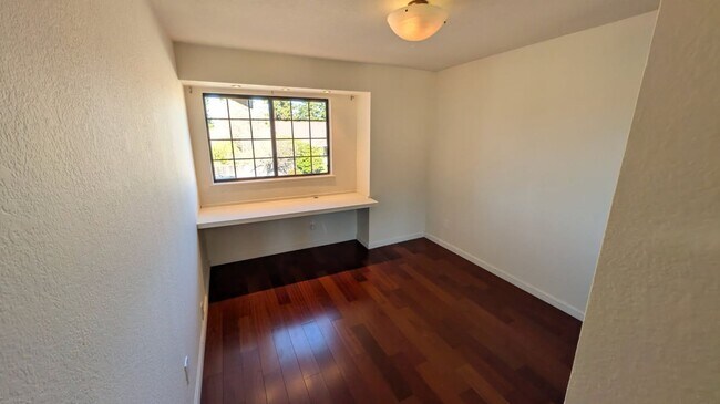 Building Photo - Updated 3 Bed 2.5 Bath Home!