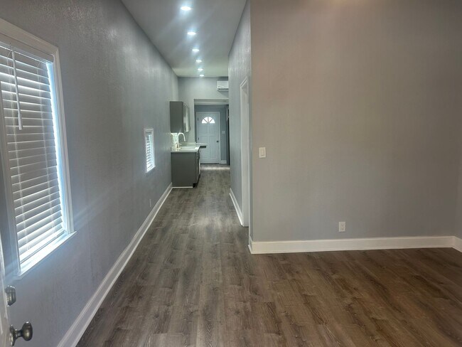 Building Photo - Remodeled North Hyde Park Bungalow