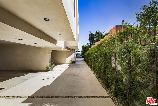 Building Photo - 2651 Vineyard Ave