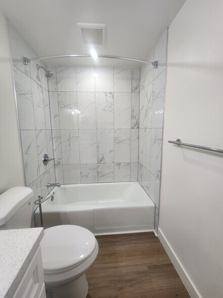 Hallway Bathroom - 431 S Simpson Ave