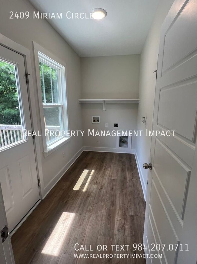 Building Photo - MOVE IN SPECIAL: 1/2 OFF 1 MONTH RENT. New...